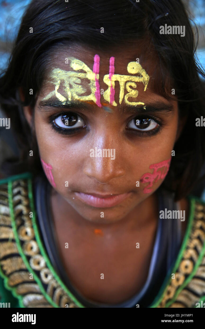 Hindu Mädchen mit Puja markieren auf der Stirn. Indien. Stockfoto