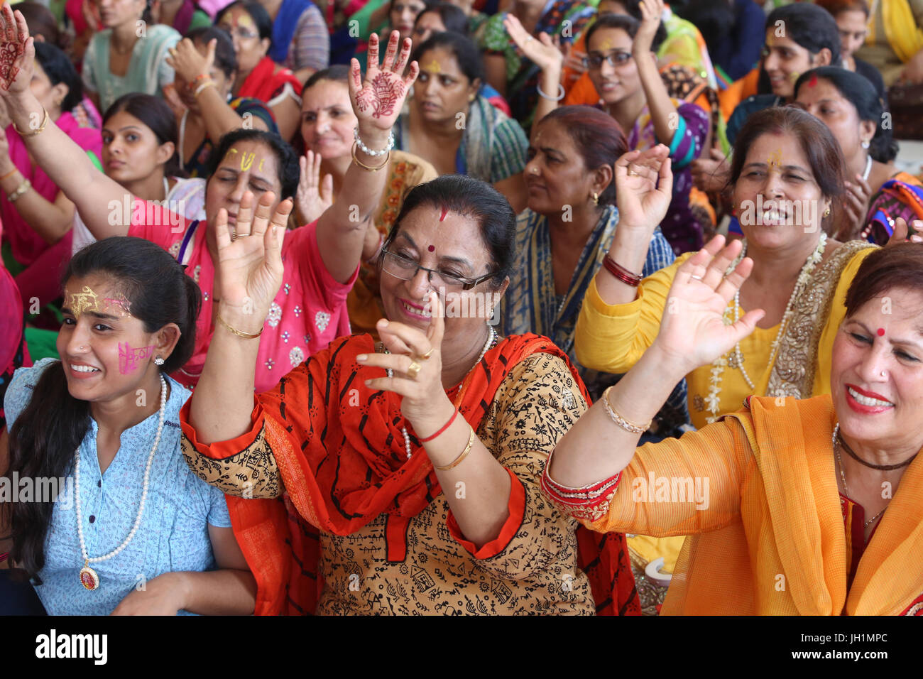 Gebete und Gesänge in Radha Rani Tempel, Barsana, Uttar Pradesh. Indien. Stockfoto