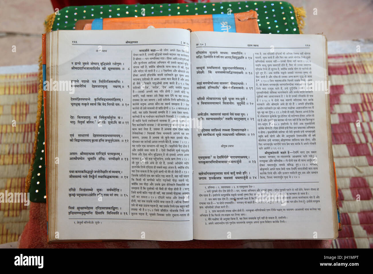 SRIMAD BHAGAVATAM. Vers in Sanskrit und Hindi Übersetzung. Indien. Stockfoto