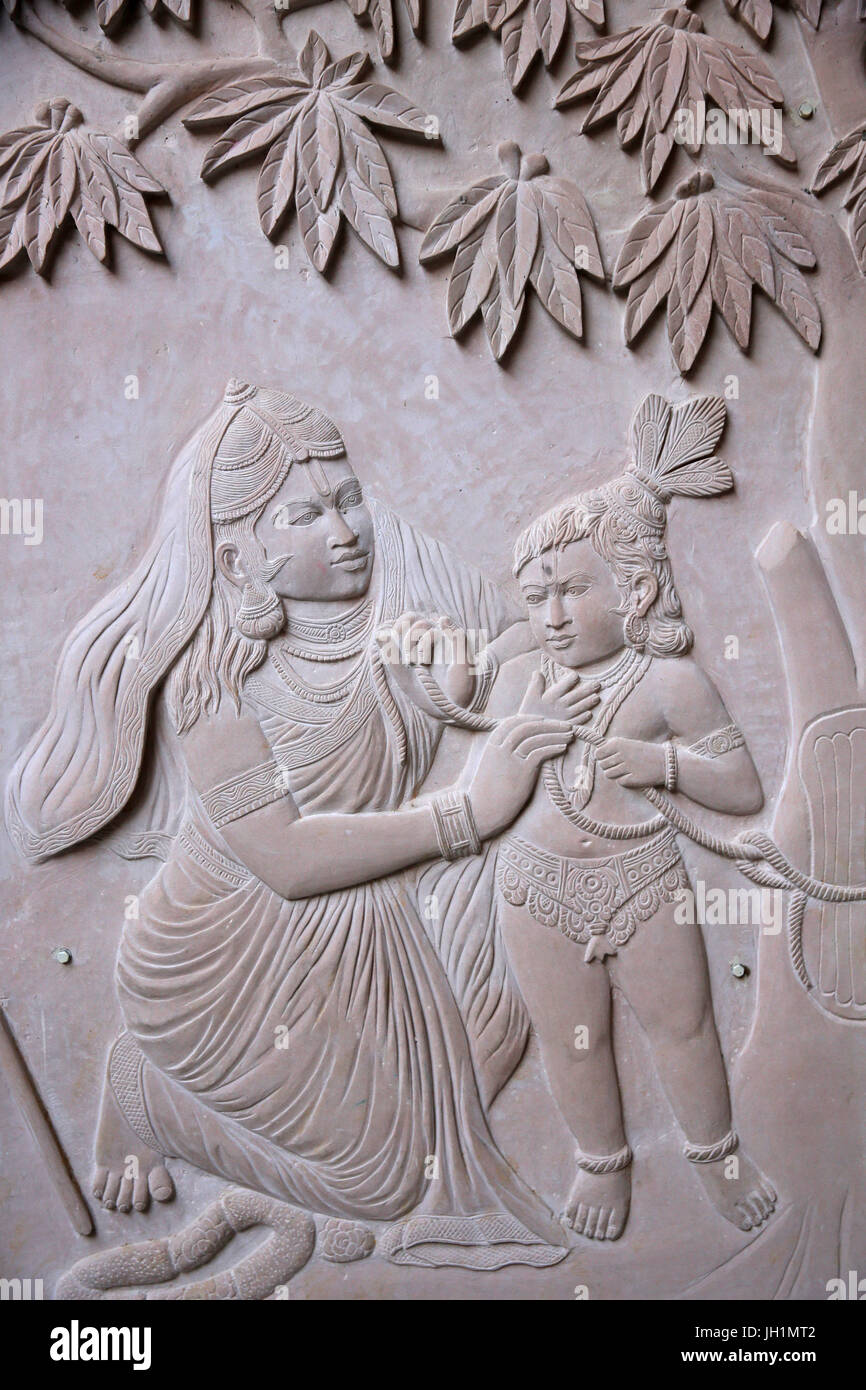 Relief Darstellung der Hindu-Gott Krishna mit seiner Stiefmutter Yashodha. Indien. Stockfoto