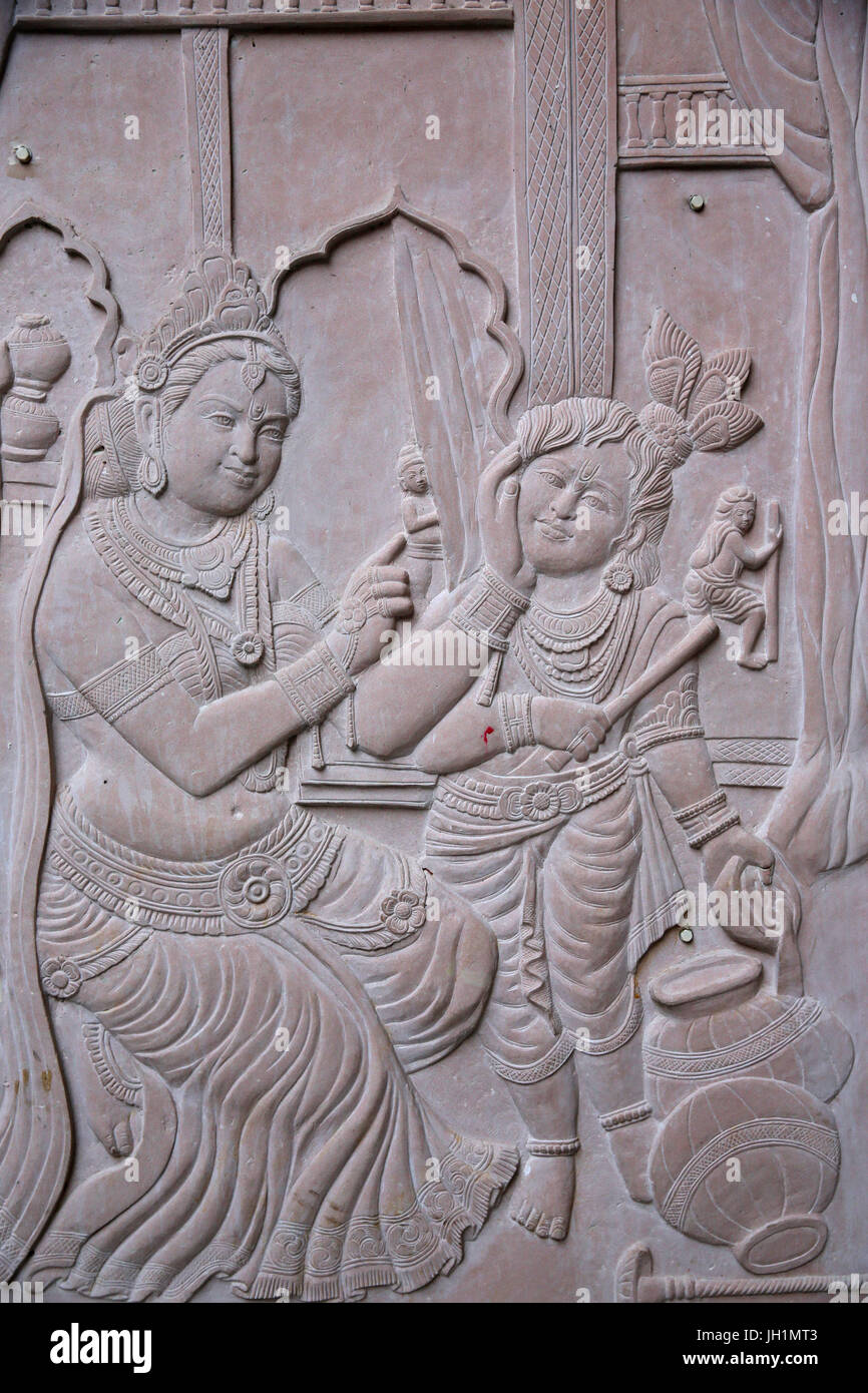 Relief Darstellung der Hindu-Gott Krishna mit seiner Stiefmutter Yashodha. Indien. Stockfoto