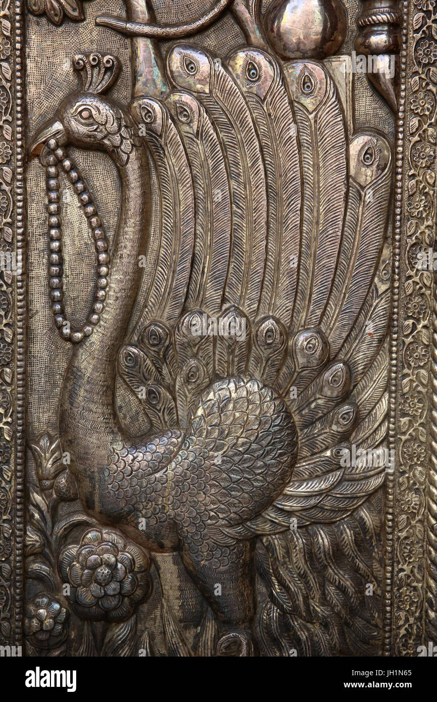 Detail der Tür von Shri Bankey Bihari Mandir, einem berüchtigten Hindu-Tempel gewidmet Krishna in der Heiligen Stadt Vrindavan, Uttar Pradesh. Indien. Stockfoto