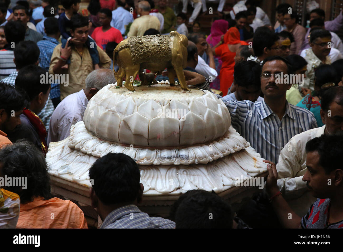 Gottesdienst in Shri Bankey Bihari Mandir, einem berüchtigten Hindu-Tempel gewidmet Krishna in der Heiligen Stadt Vrindavan, Uttar Pradesh. Indien. Stockfoto