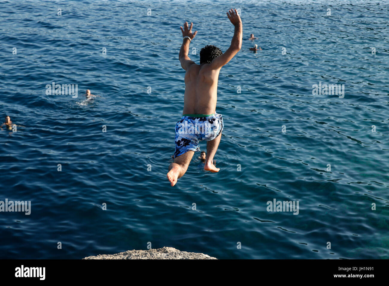 Junger Mann einen Sprung in der Med.-Italien. Stockfoto