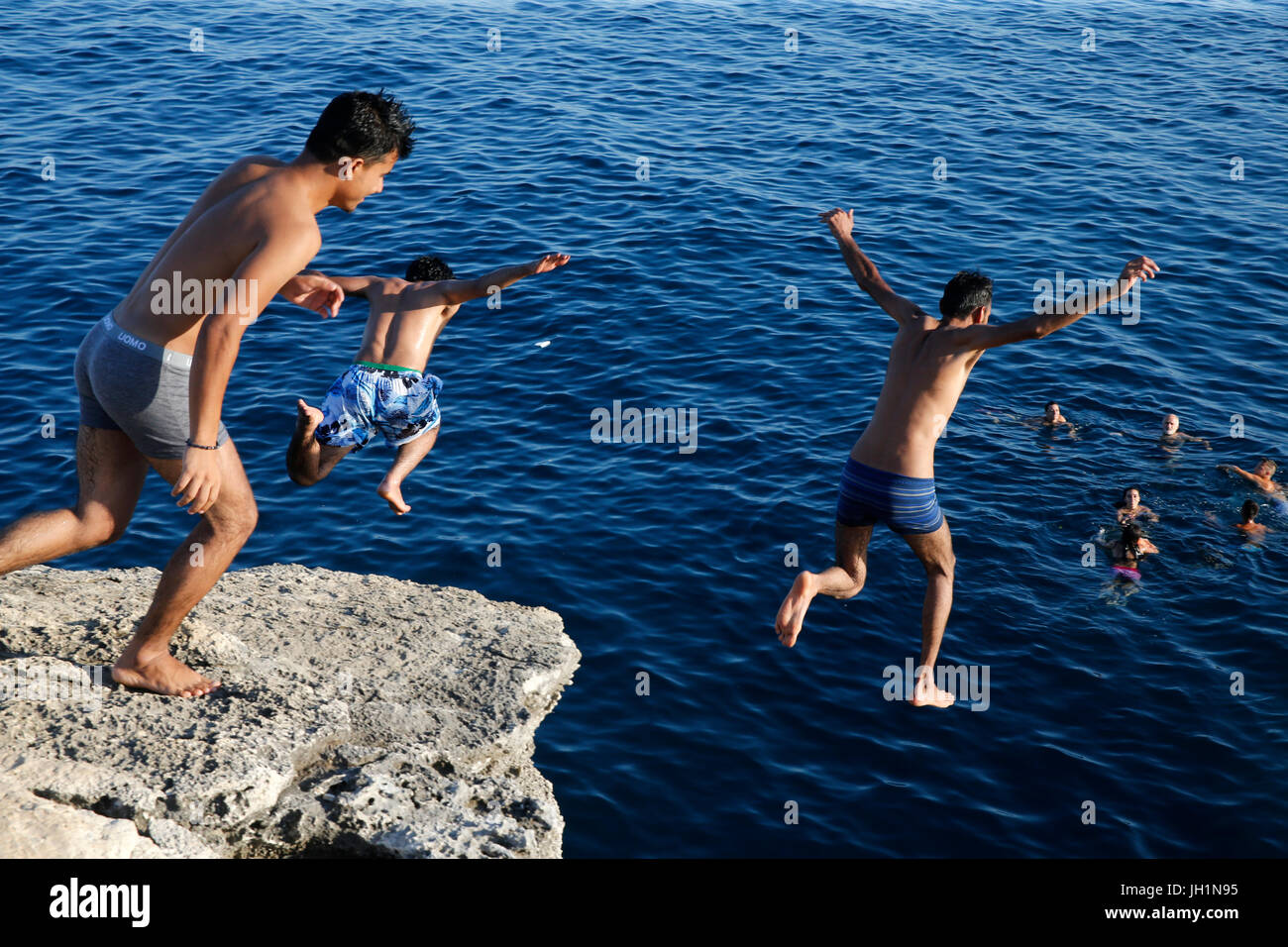 Junge Männer springen in der Med.-Italien. Stockfoto