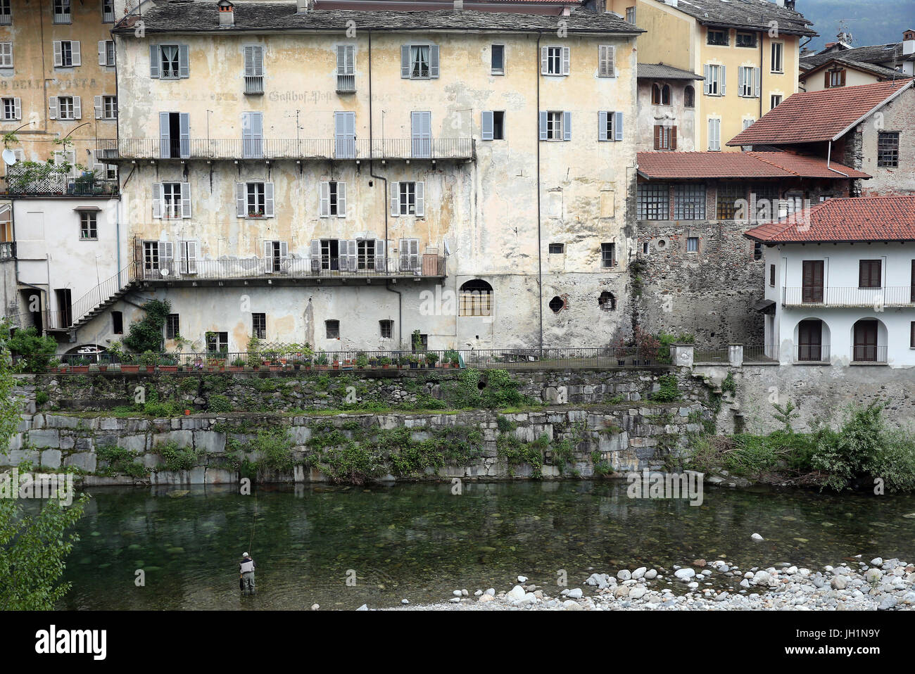Typische Häuser auf Mastallone Fluss in Varallo Sesia. Stockfoto