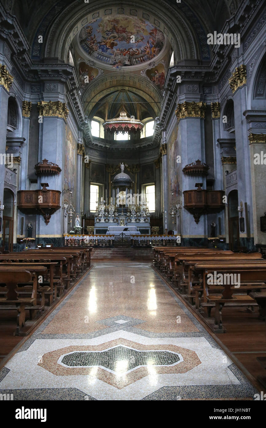 Johannes-Evangelist-Kirche. Santa Maria Maggiore.  Basilika von der Madonna del Sangue.  Das Kirchenschiff.  Italien. Stockfoto