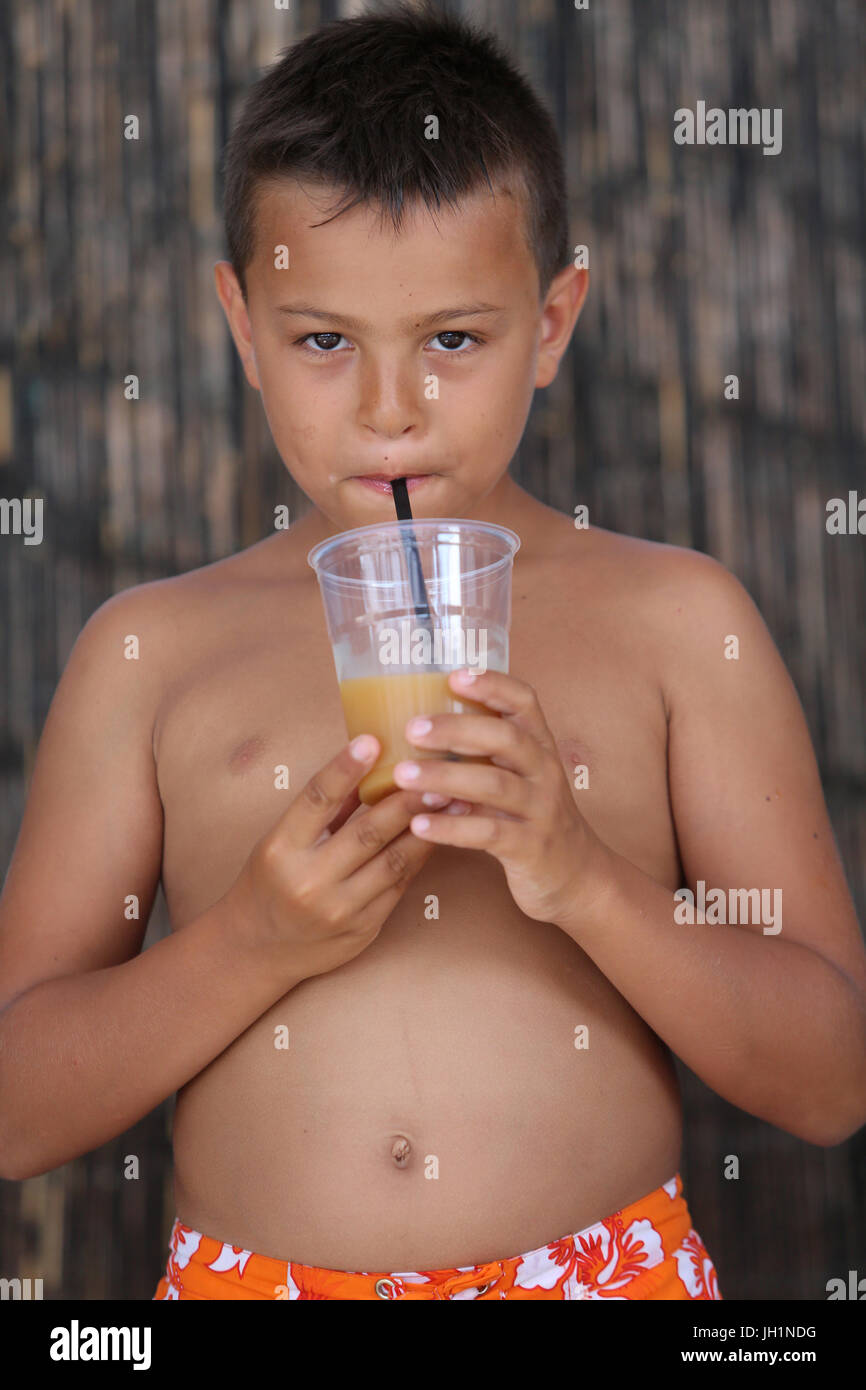 9-Year-Old Boy trinken. Italien. Stockfoto