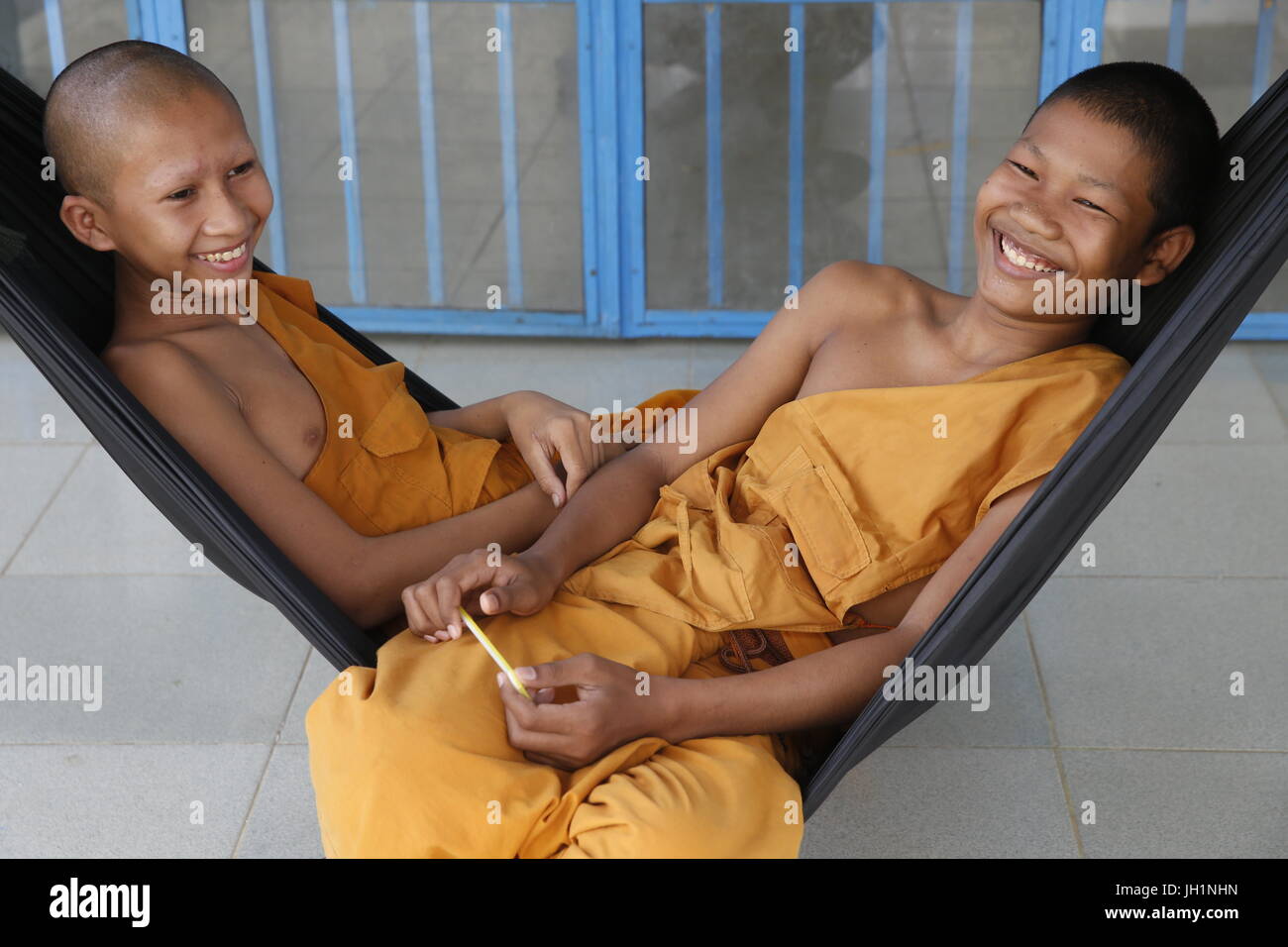 Novizen in Hängematten. Kambodscha. Stockfoto