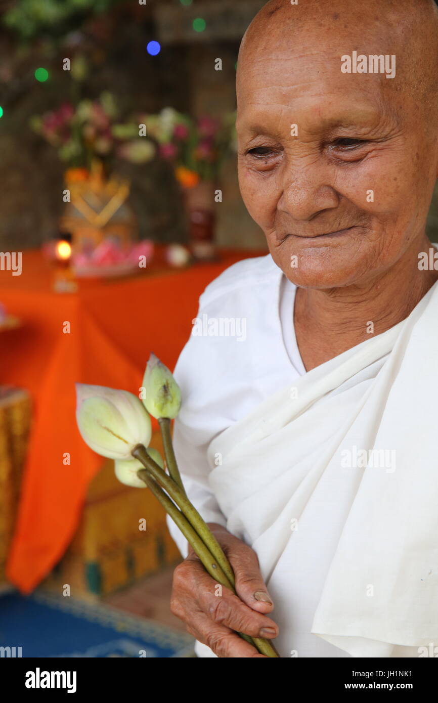Khmer buddhistische Nonne halten Lotusblumen. Kambodscha. Stockfoto
