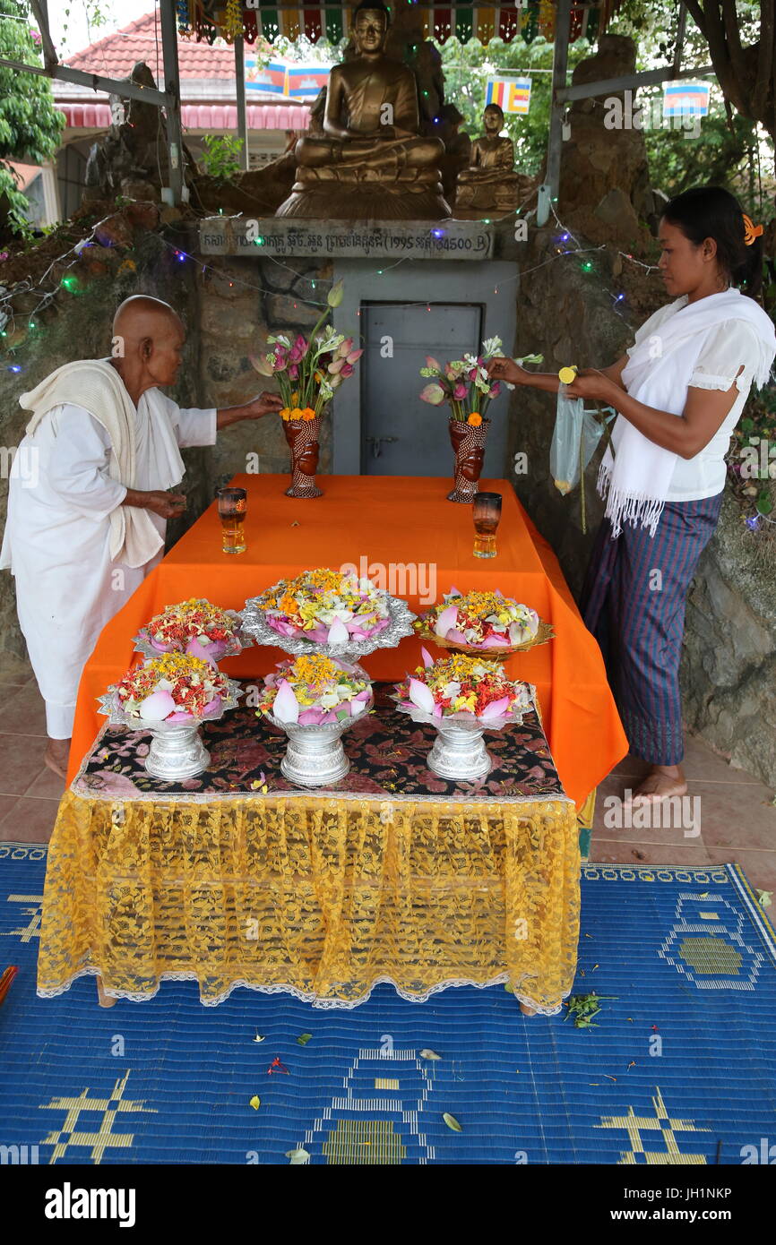 Buddhistische Nonne und Lay Frau bereitet eine Zeremonie. Kambodscha. Stockfoto