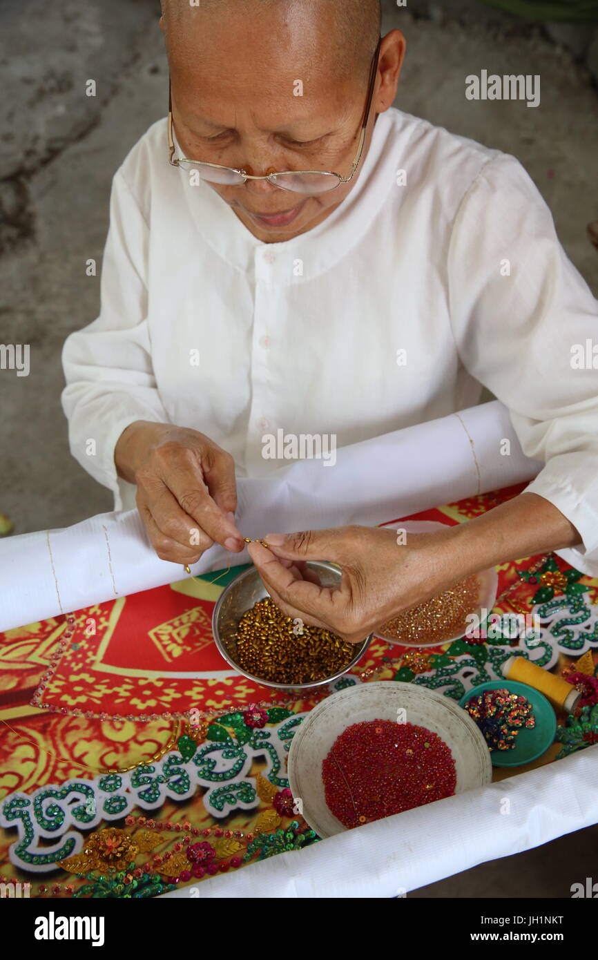 Buddhistische Nonne traditionelles Handwerk machen. Kambodscha. Stockfoto