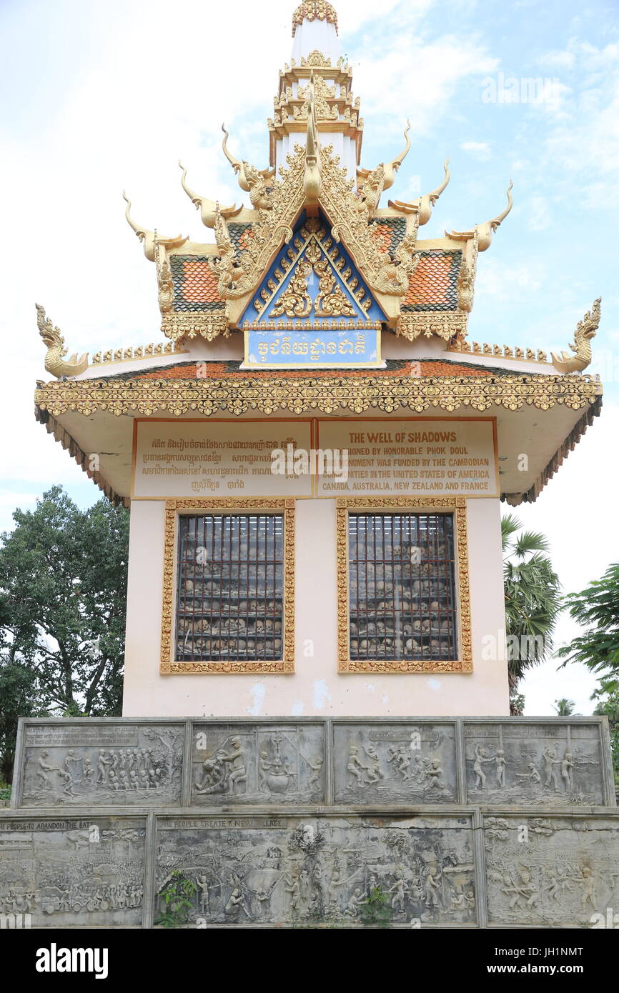 Gedenkstätte Schrein geschmückt mit Reliefs von Gräueltaten der Roten Khmer im Wat Somrong Knong. Kambodscha. Stockfoto