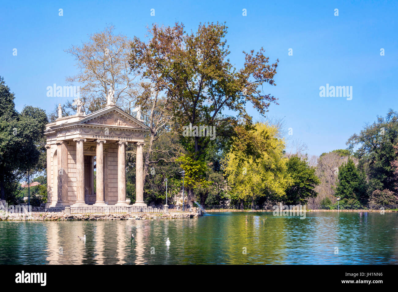 Tempel des Äskulap und der See in den Gärten der Villa Rom