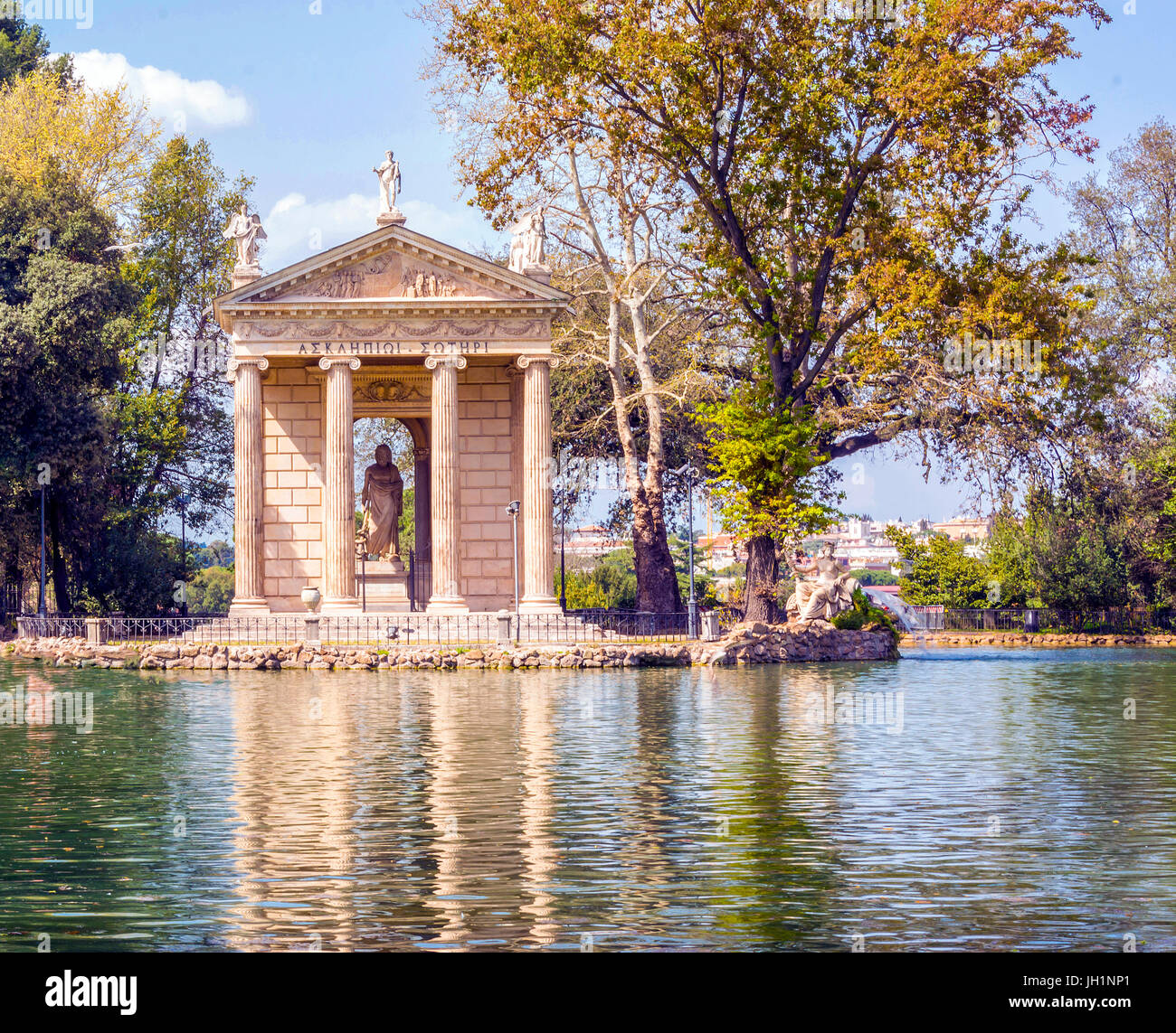 Tempel des Äskulap und der See in den Gärten der Villa Rom