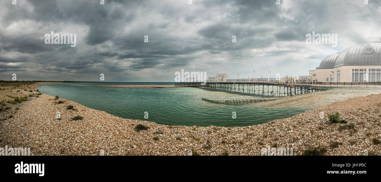 Seaside Pier überlagert eine urwüchsige Landschaft zu veranschaulichen "zurück zur Natur" und Fragen des Klimawandels. Stockfoto