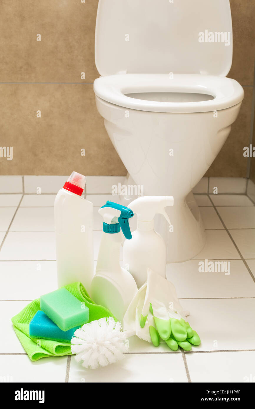 Reinigung Produkte Handschuhe Bürste weiß wc-Schüssel Badezimmer Stockfoto