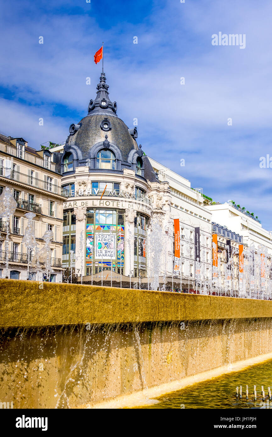 Das Einkaufszentrum BHV Marais in der berühmten Rue de Rivoli in Hôtel de Ville, Paris, Frankreich Stockfoto