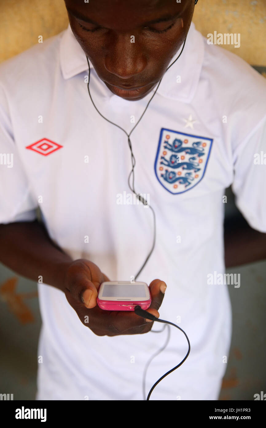 Afrikanischen jungen mit einem Smartphone.     Lome. Togo. Stockfoto