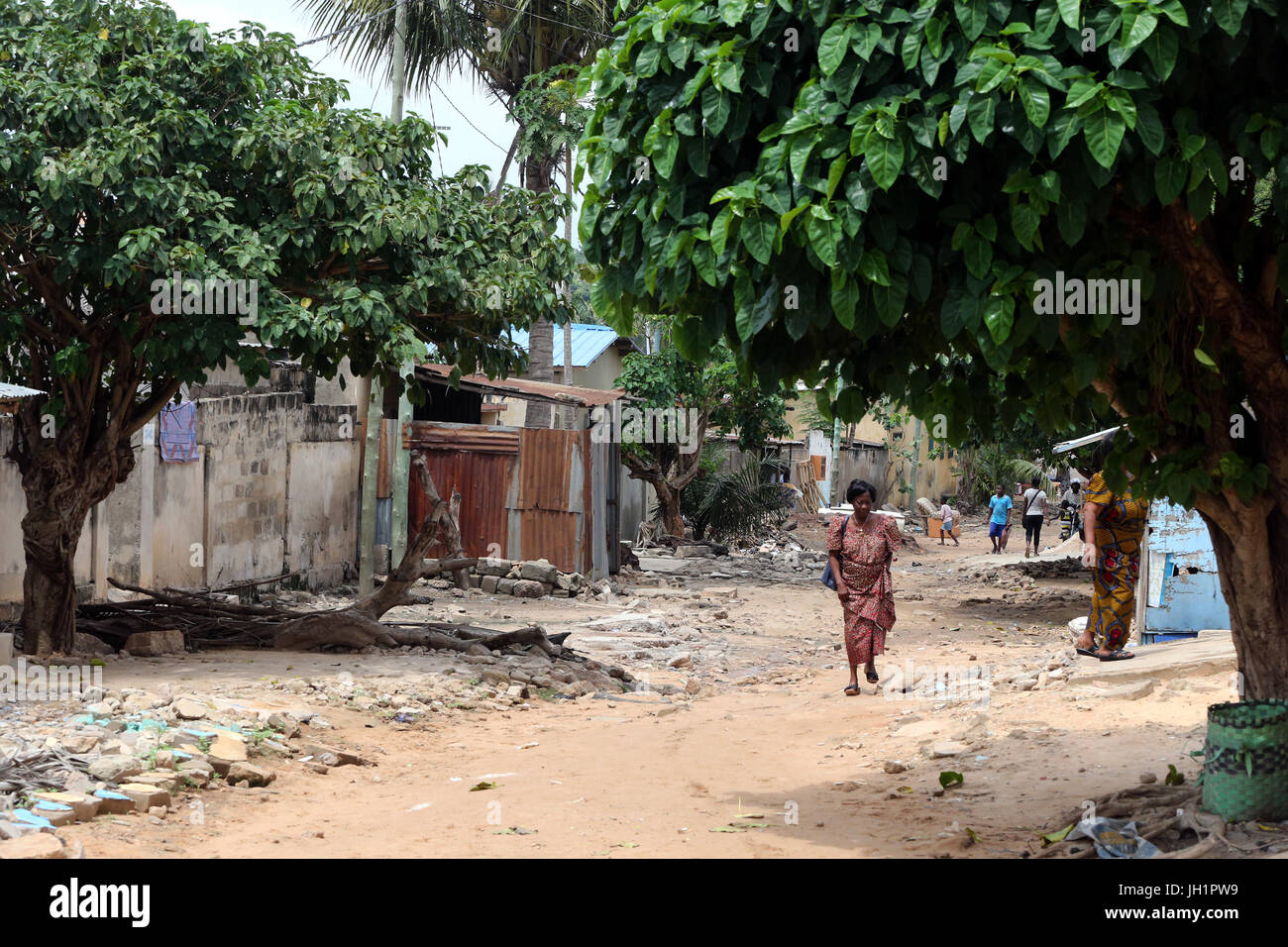 Frau zu Fuß in einem Armenviertel.  Lome. Togo. Stockfoto