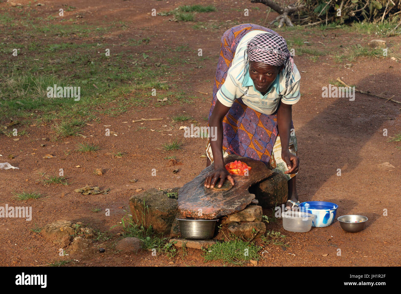 Afrikanisches Essen. Zubereitung von Chili-Sauce. Togo. Stockfoto