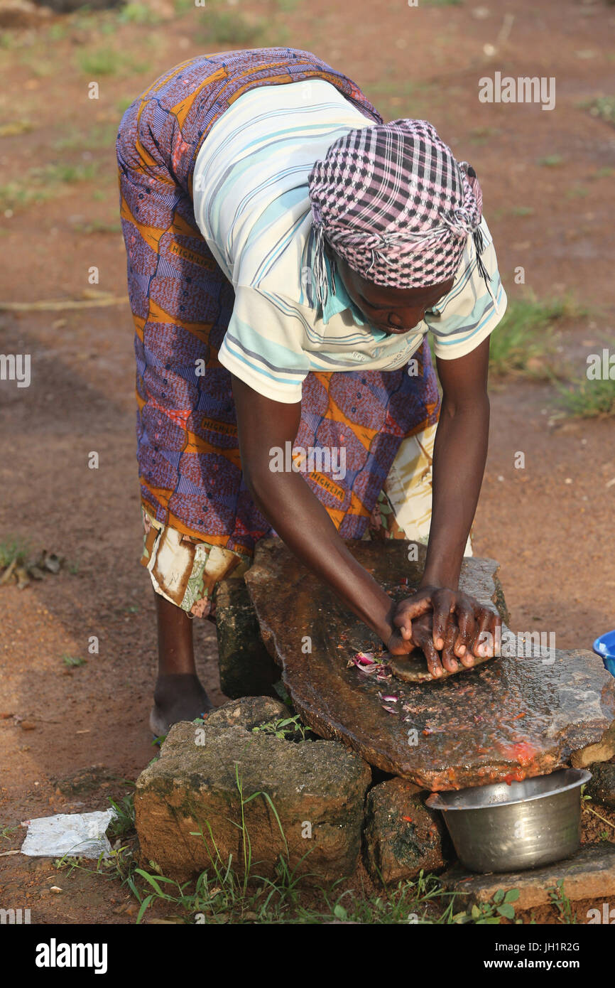 Afrikanisches Essen. Zubereitung von Chili-Sauce. Togo. Stockfoto