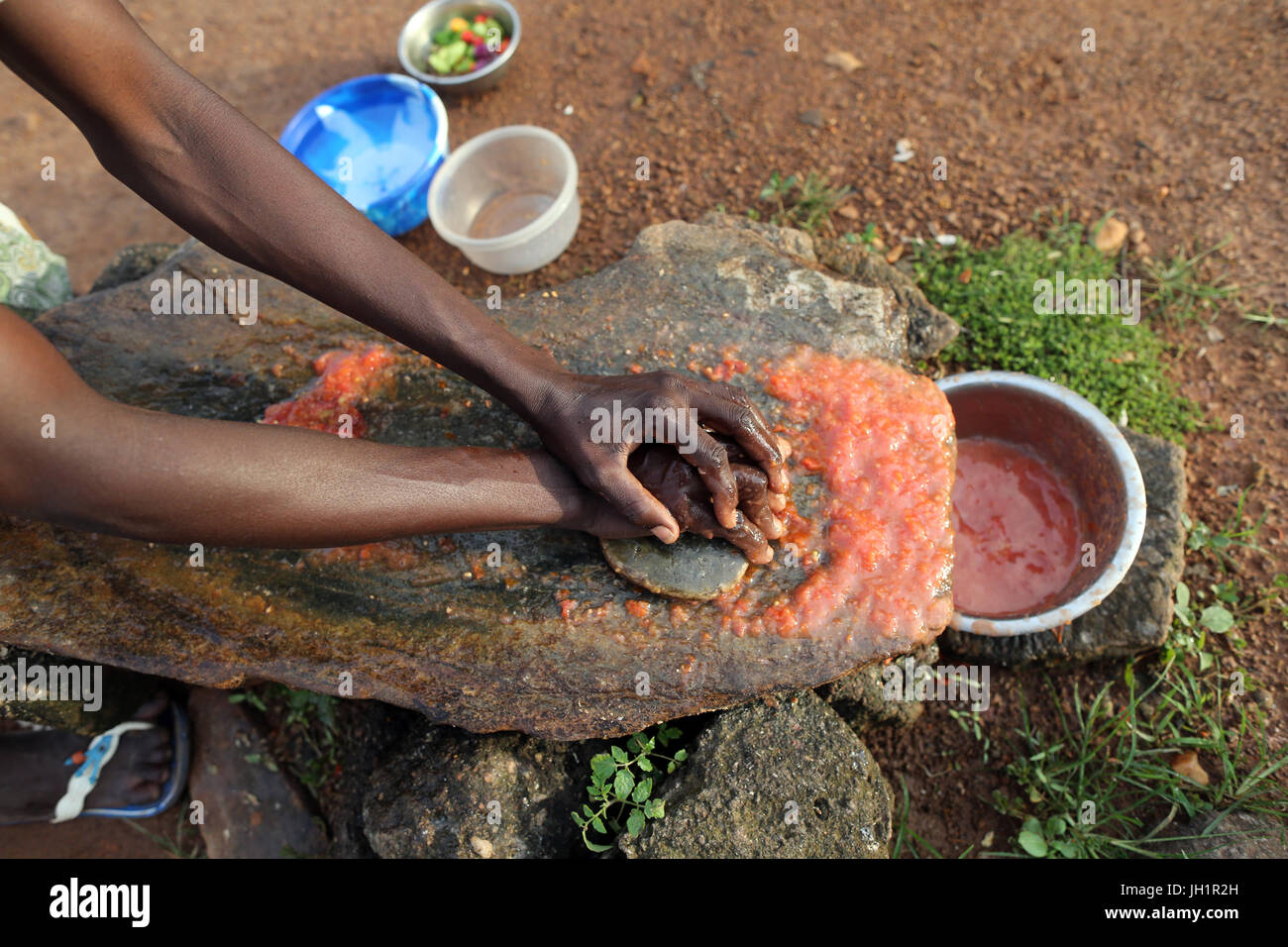 Afrikanisches Essen. Zubereitung von Chili-Sauce. Togo. Stockfoto