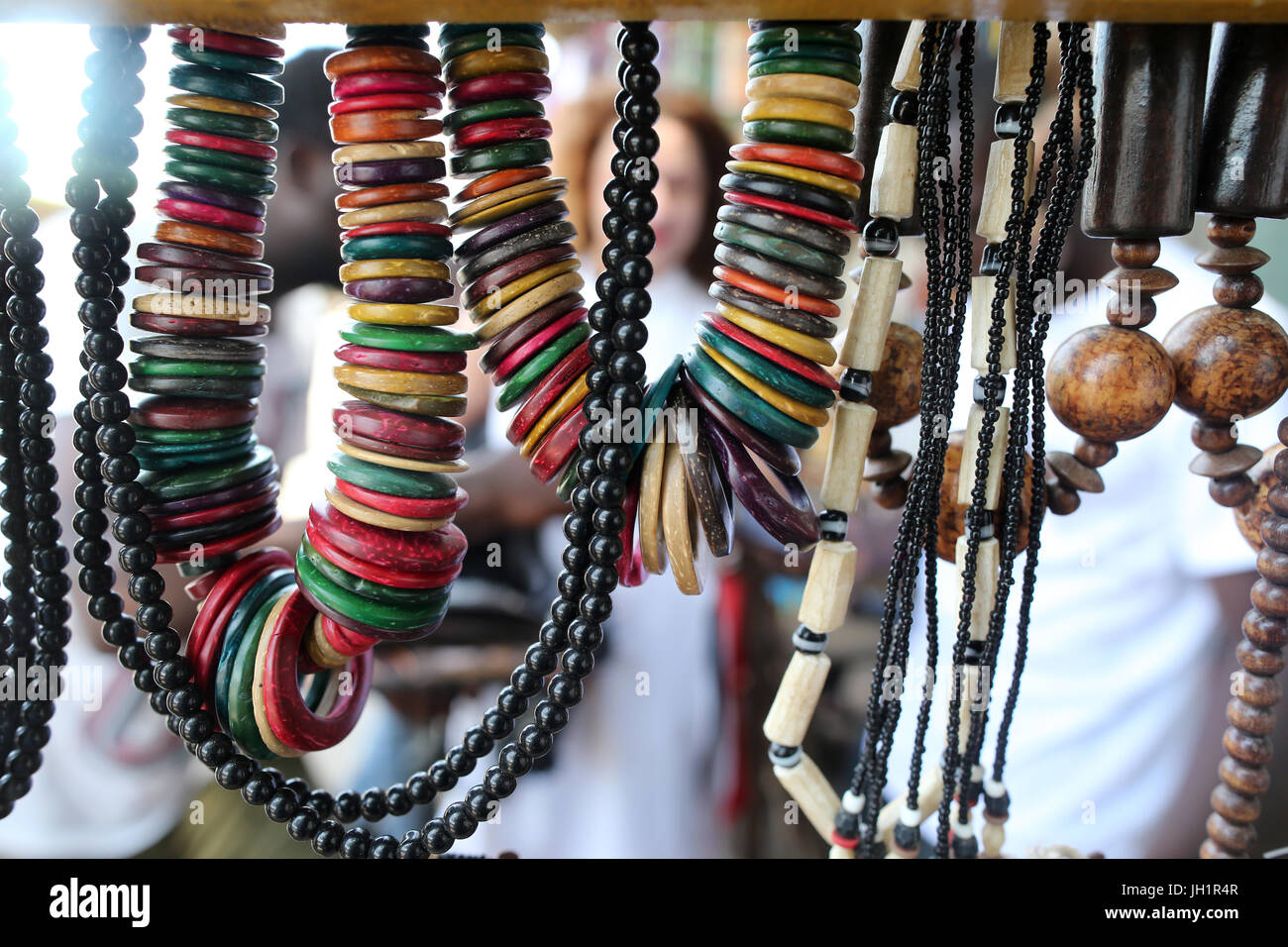 Afrikanischen Markt.  Souvenir-Geschenk-Shop.  Halsketten für Verkauf. Lome. Togo. Stockfoto