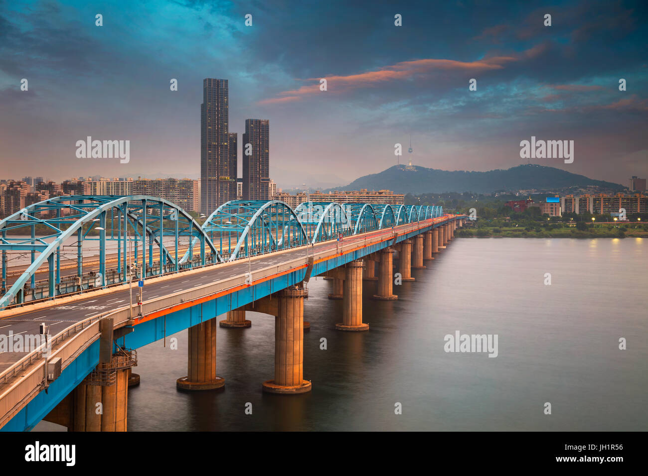 Seoul. Bild von Seoul, Südkorea mit Dongjak Brücke und Hangang-Fluss bei Sonnenuntergang. Stockfoto