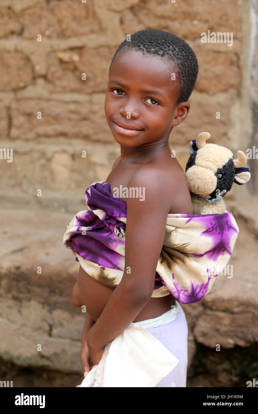 Afrikanisches Mädchen mit Cuddy Spielzeug.  Togo. Stockfoto
