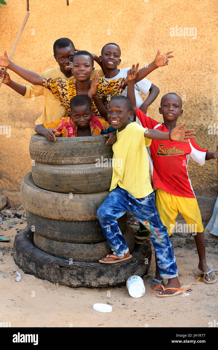 Afrikanischen jungen Plaing mit alten Reifen.  Lome. Togo. Stockfoto