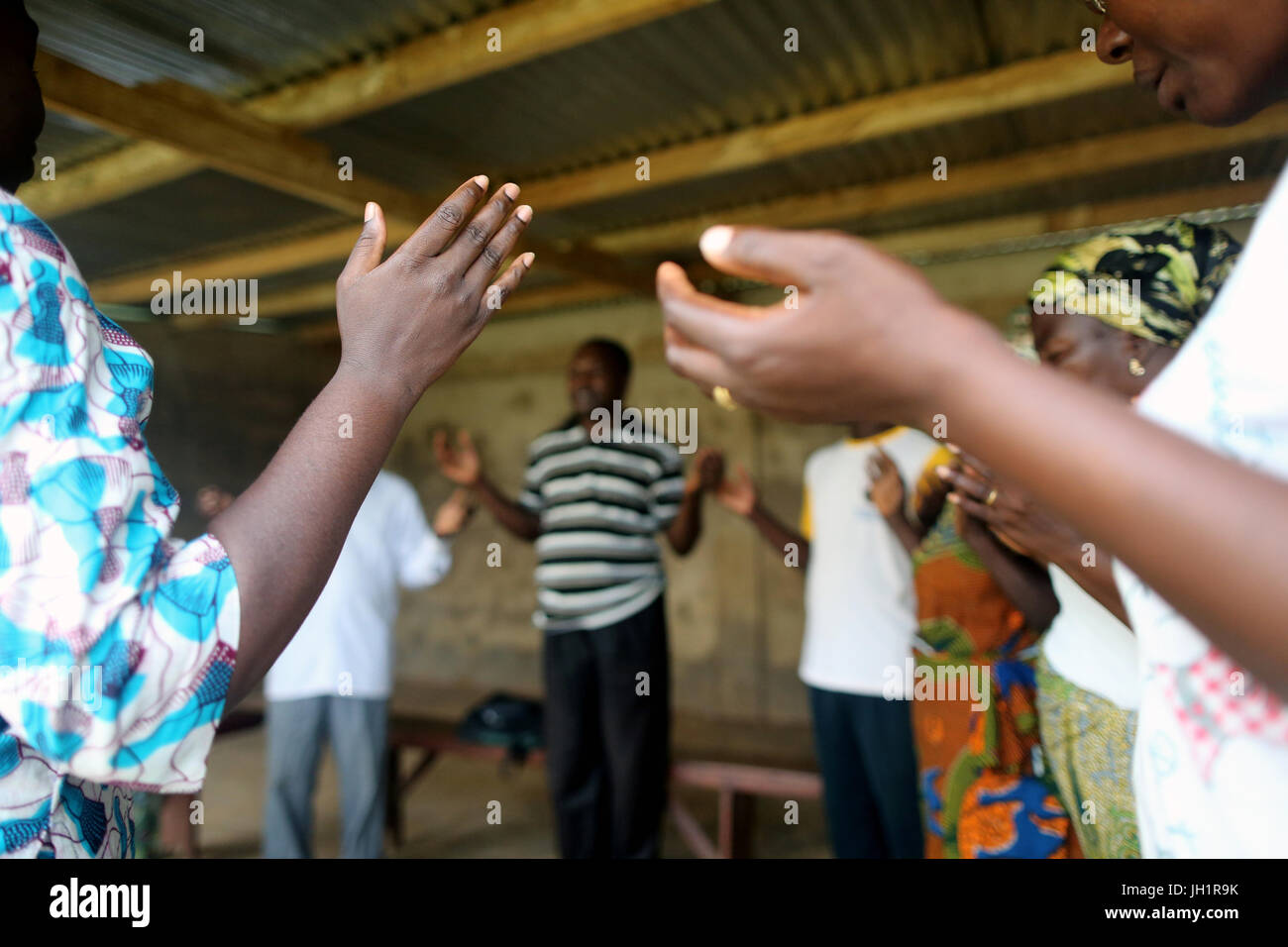 Afrikanischen Katholiken beten gemeinsam in der Kirche. Togo. Stockfoto