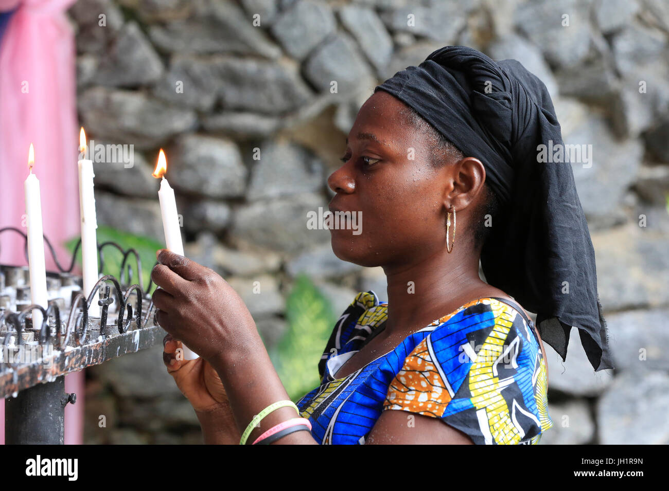 Afrikanische Frau in der Kirche Kerzen anzünden. Lome. Togo. Stockfoto