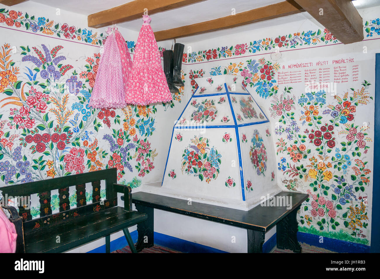 Ein typisches Zimmer dekoriert mit handgefertigten Richeliau Embrordered Spitze Tischdecken in Kalocsa, einer Stadt in Ungarn Bács-Kiskun Grafschaft Stockfoto