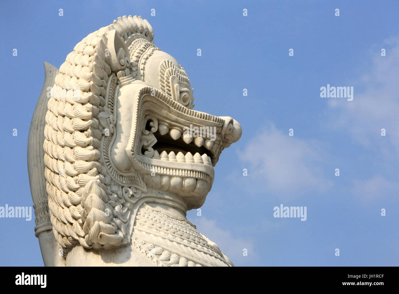 Singhas oder stilisierte mythischen Löwen bewachen den Eingang. Marmor-Tempel. Wat Benchamabophit Dusitvanaram Ratchaworawiharn. 1899. Bangkok.  Thailand. Stockfoto