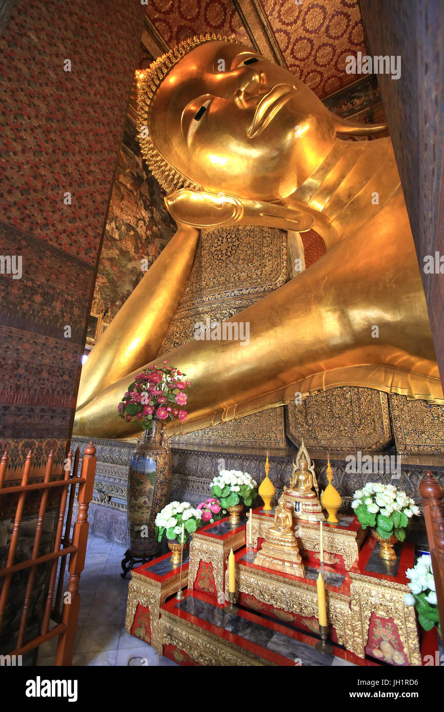 Blick auf den ruhenden Buddha. Wat Phra Chettuphon Wimon Mangkhalaram Ratchaworamahawihan. Wat Pho - Wat Phra Chettuphon.  1788. Bangkok.  Thailand. Stockfoto