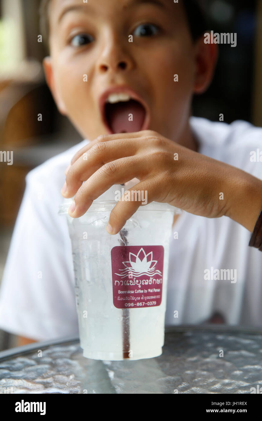 Junge Zitronensaft trinken. Thailand. Stockfoto