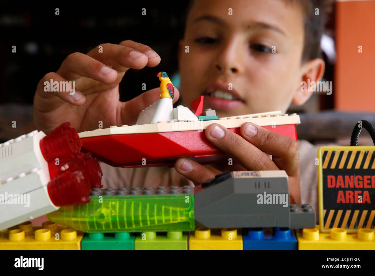 10-jähriger Junge mit Lego spielen. Thailand. Stockfoto
