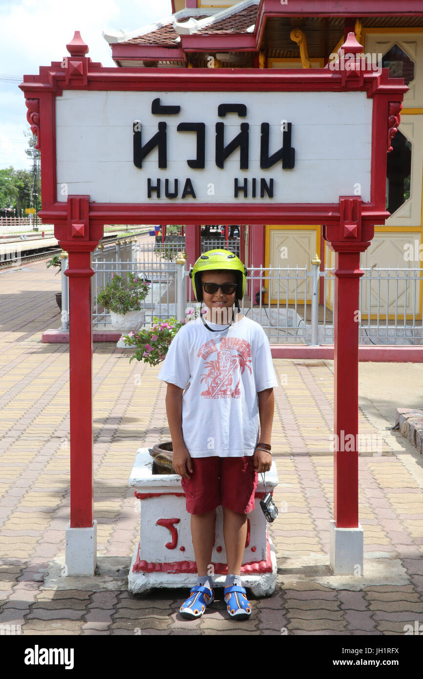 Europäische Junge im Hua Hin Railway Station. Thailand. Stockfoto