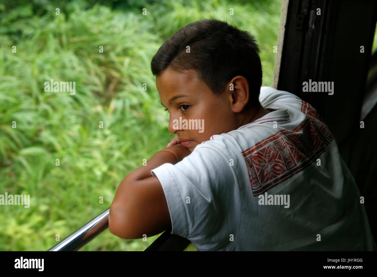 10-Year-Old Boy Reisen mit dem Zug in Thailand. Thailand. Stockfoto