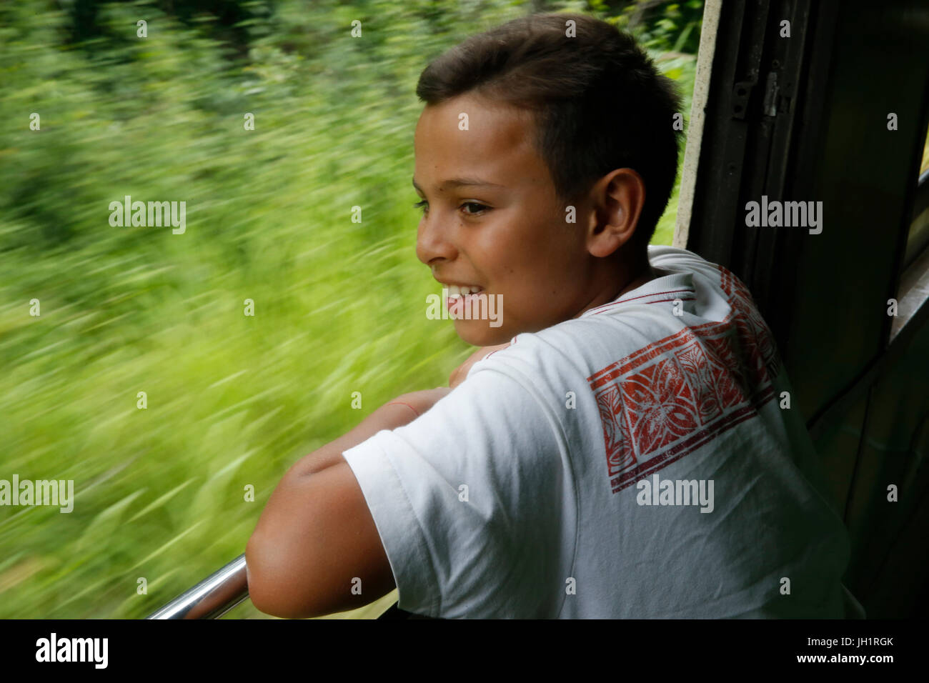 10-Year-Old Boy Reisen mit dem Zug in Thailand. Thailand. Stockfoto