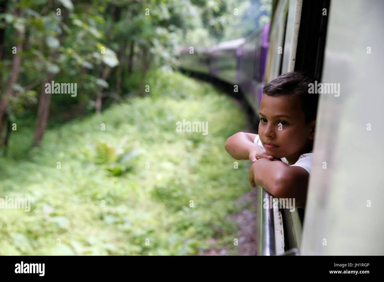 10-Year-Old Boy Reisen mit dem Zug in Thailand. Thailand. Stockfoto