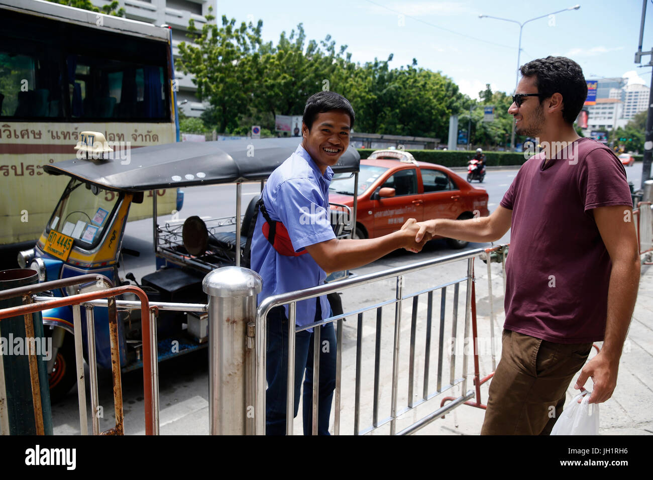 Junge Touristen und Tuk Tuk Fahrer in Bangkok. Thailand. Stockfoto