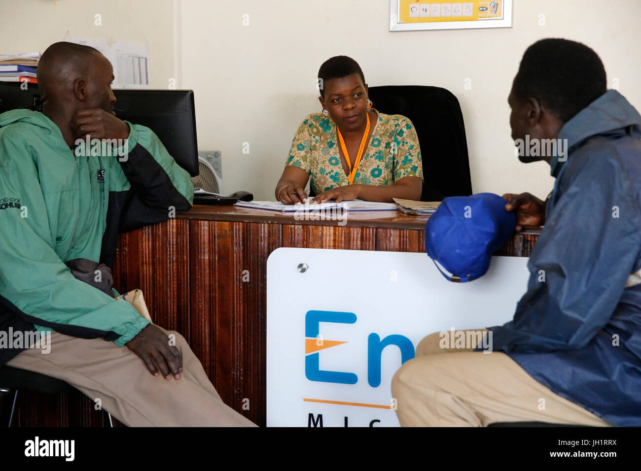 ENCOT-Mikrofinanz-Büro in Masindi. Mitarbeiter und Kunden. Uganda. Stockfoto