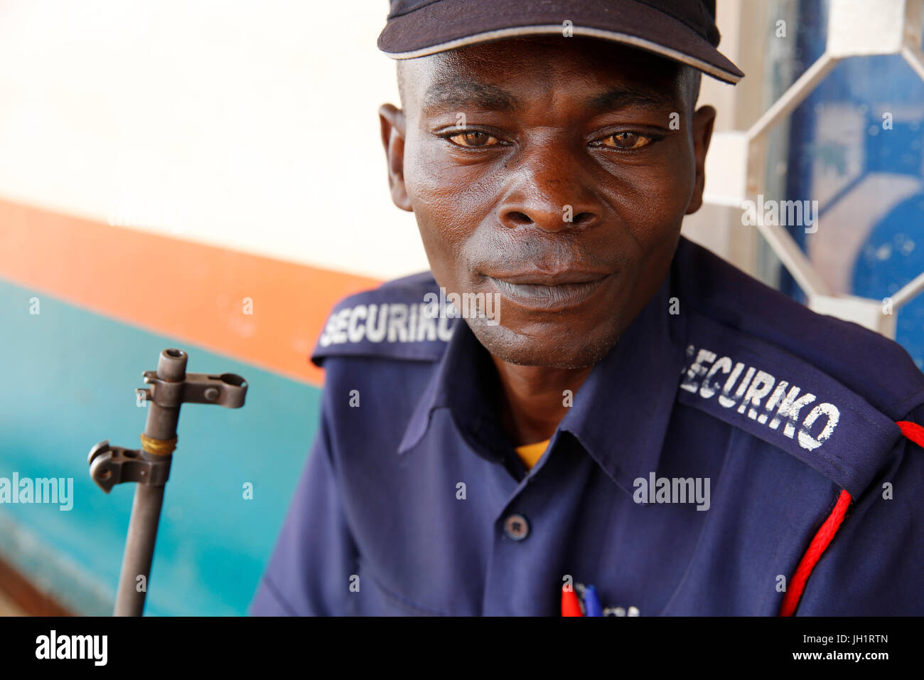 Security-Agent außerhalb ENCOT Microfinance Büros. Uganda. Stockfoto