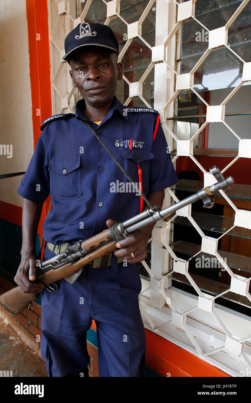 Security-Agent außerhalb ENCOT Microfinance Büros. Uganda. Stockfoto