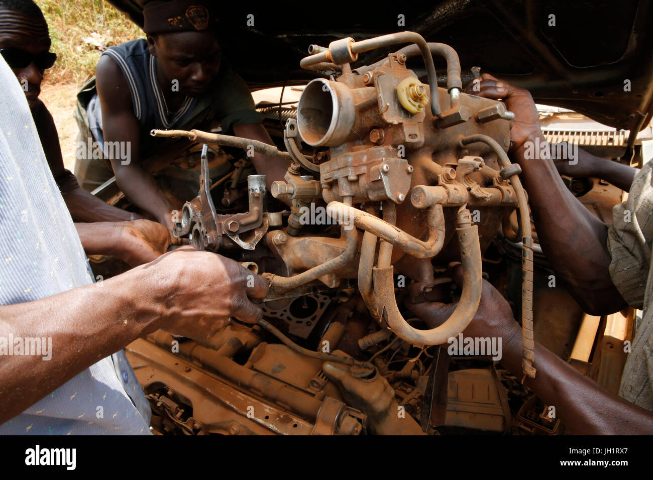 Mechaniker arbeiten in einer Garage, finanziert mit einem Kredit von ENCOT Microfinance. Uganda. Stockfoto