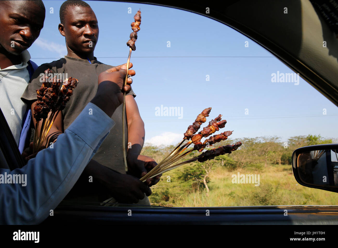Imbissstände an Kafu Junction, Uganda. Stockfoto