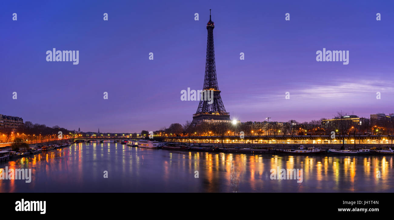 Der Eiffelturm im Morgengrauen mit dem Seineufer und Port de Suffren (Panorama). Paris, Frankreich Stockfoto