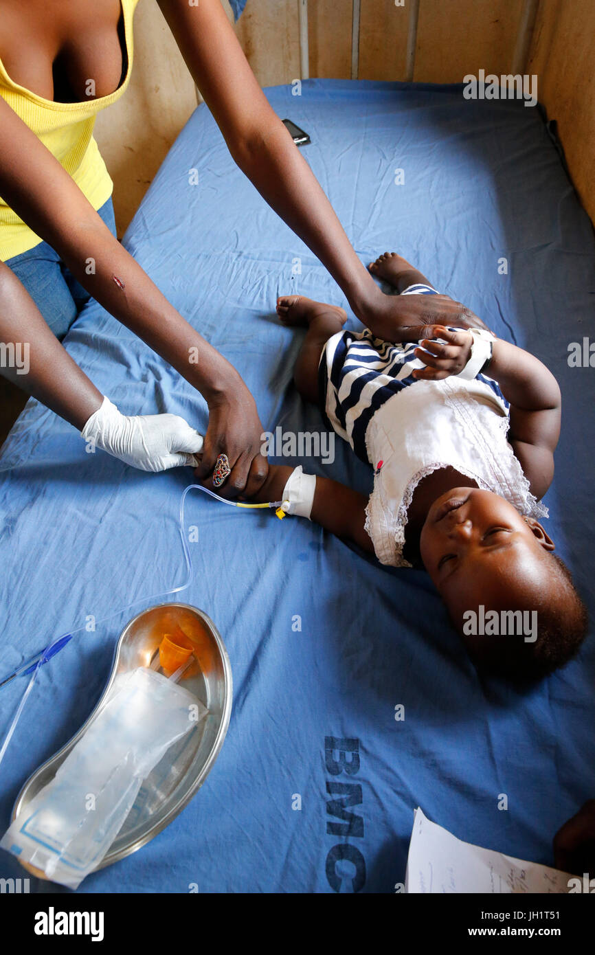 Bweyale medizinisches Zentrum. Kind mit Malaria. Uganda. Stockfoto